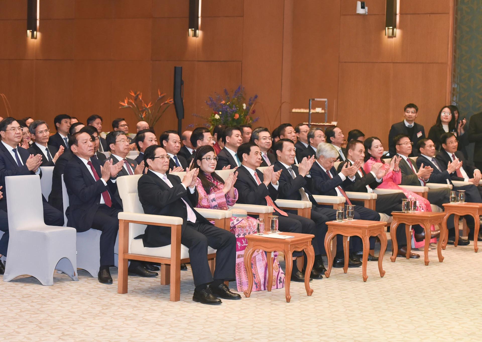 范明正总理和夫人以及各位代表。