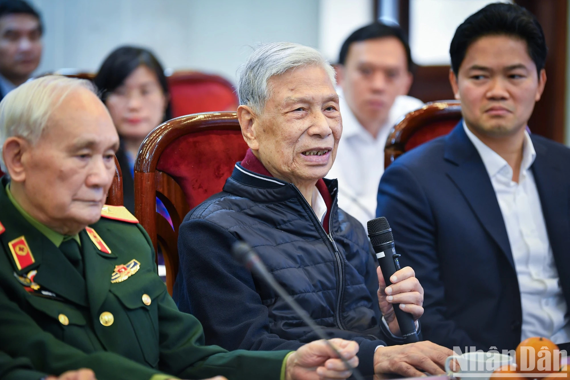 前国会副主席、奠边府老战士邓俊瑞中将分享了他在奠边府战场战斗的回忆。 前国会副主席、奠边府老战士邓俊瑞中将分享了他在奠边府战场战斗的回忆。
