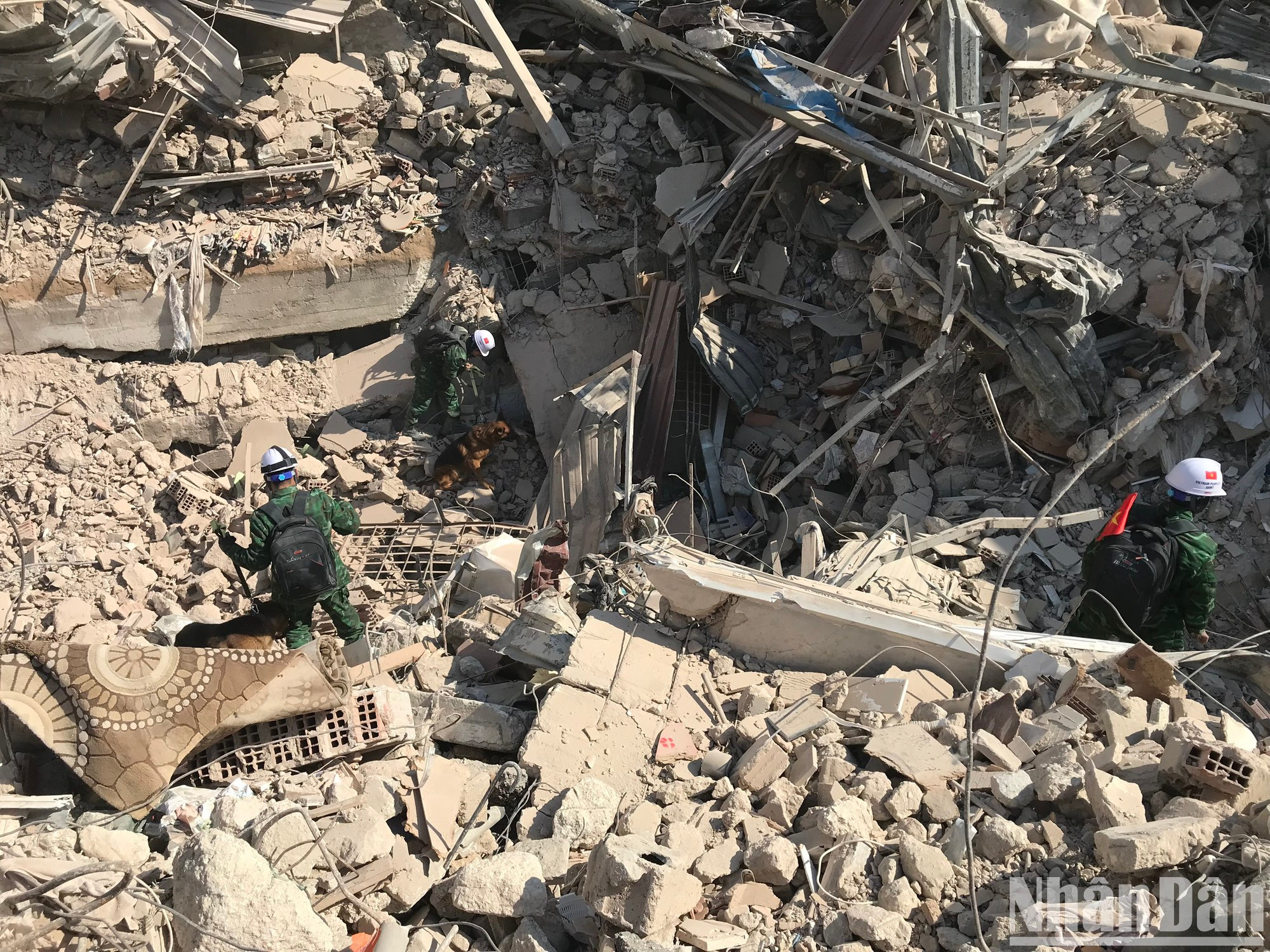 在哈塔伊努力寻找遇难者。 在哈塔伊努力寻找遇难者。