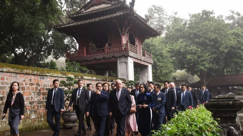 越南政府总理范明正向新西兰总理卢克森介绍关于文庙-国子监的信息。 越南政府总理范明正向新西兰总理卢克森介绍关于文庙-国子监的信息。