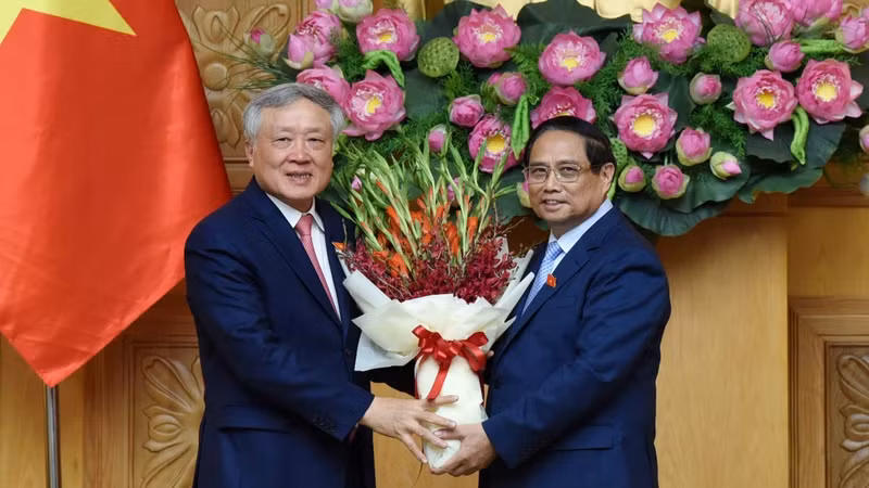 范明正总理送鲜花祝贺新任副总理阮和平。