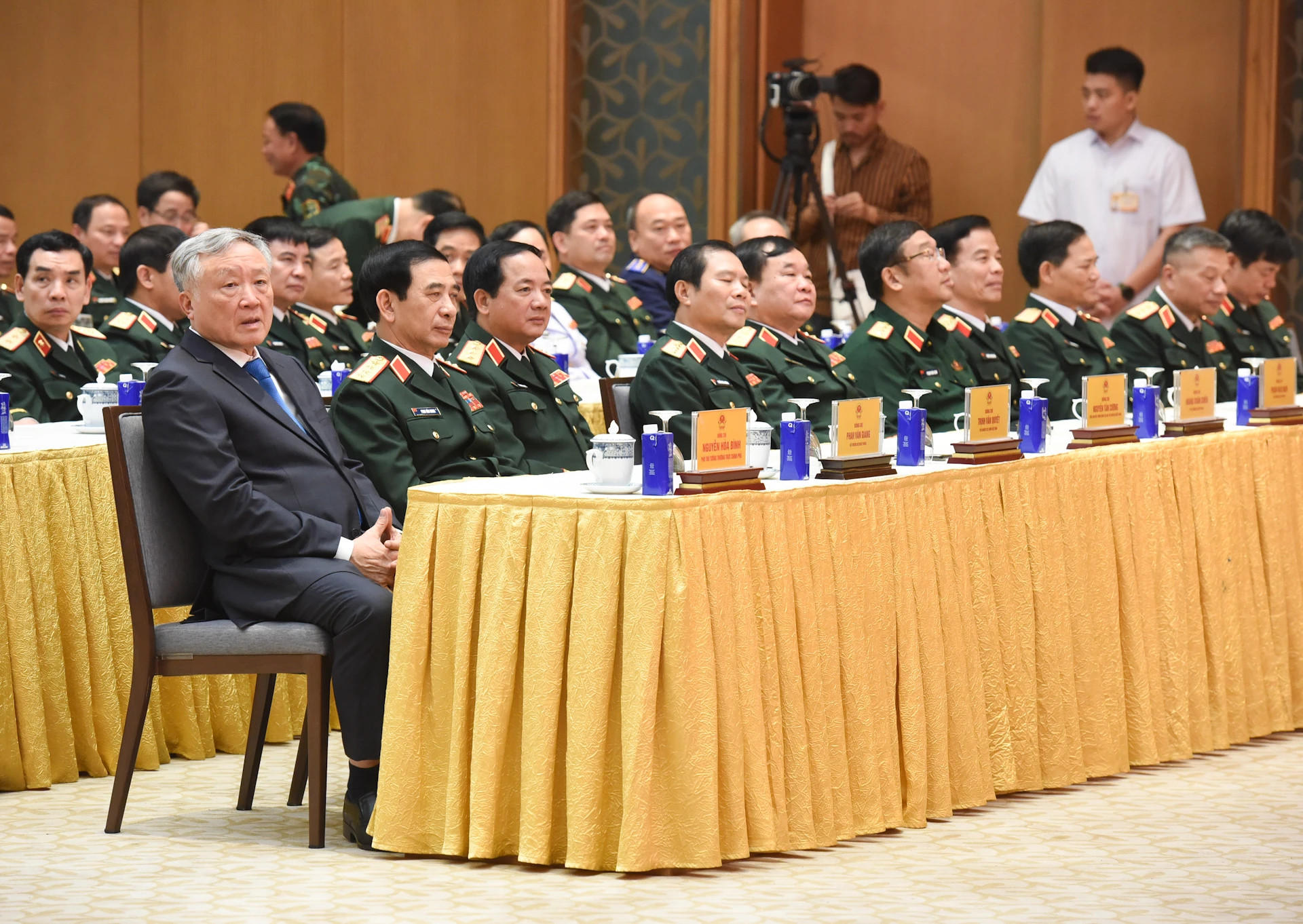 各位代表出席表彰大会。 各位代表出席表彰大会。