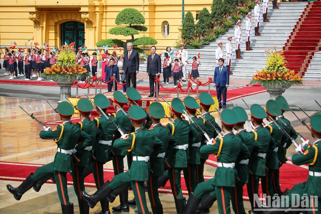 越南国家主席武文赏和哈萨克斯坦总统卡瑟姆若马尔特 · 托卡耶夫出席仪式。 越南国家主席武文赏和哈萨克斯坦总统卡瑟姆若马尔特 · 托卡耶夫出席仪式。