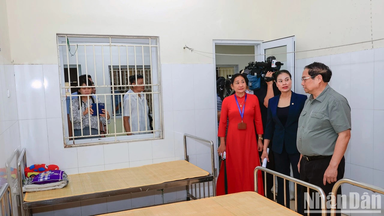 范明正总理检查河内残疾儿童养育中心基础设施。 范明正总理检查河内残疾儿童养育中心基础设施。