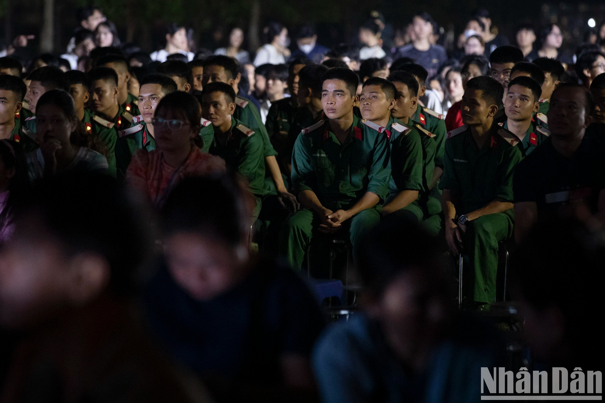 青年军官参加节目。 青年军官参加节目。