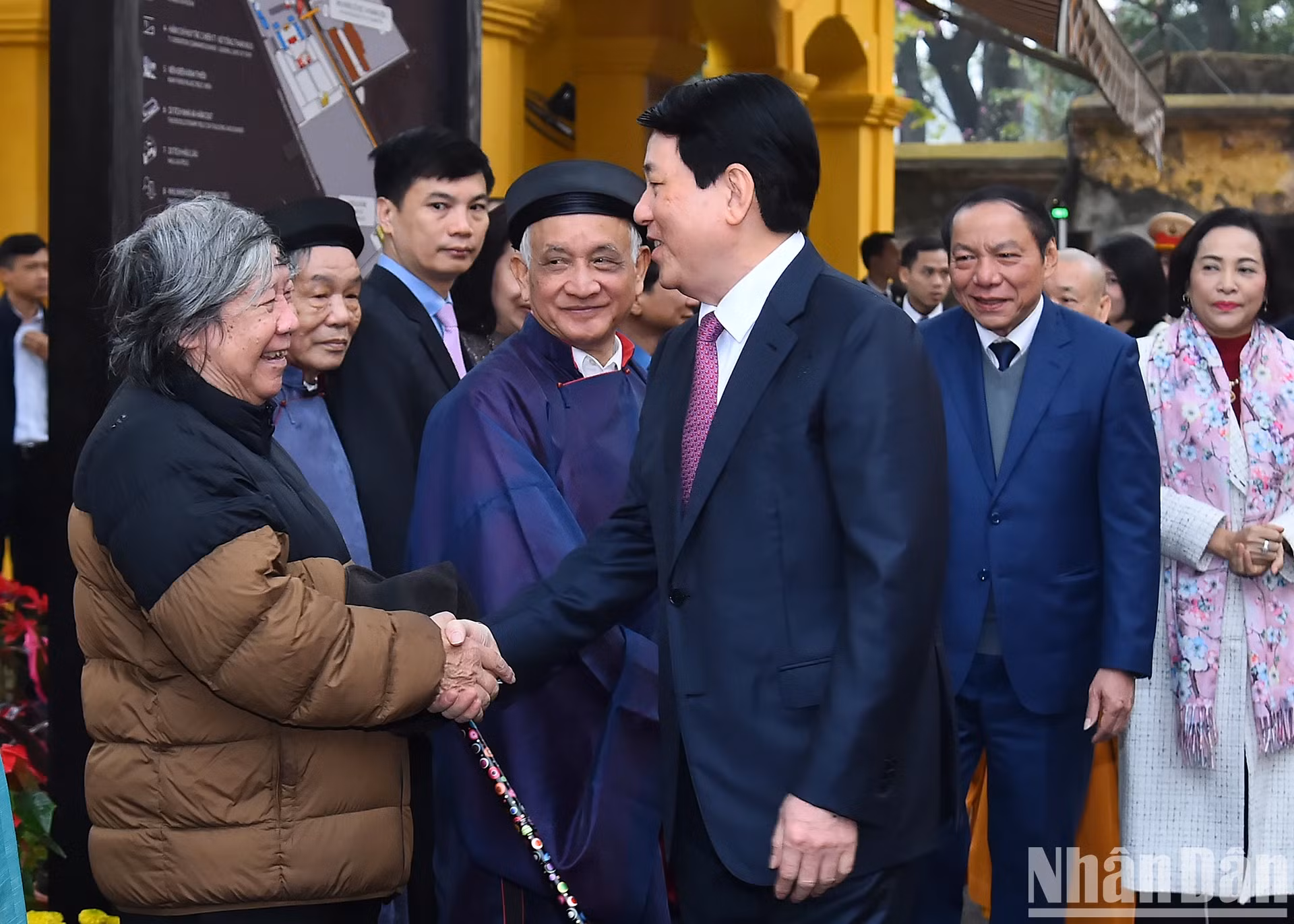 越南国家主席梁强和各位代表。