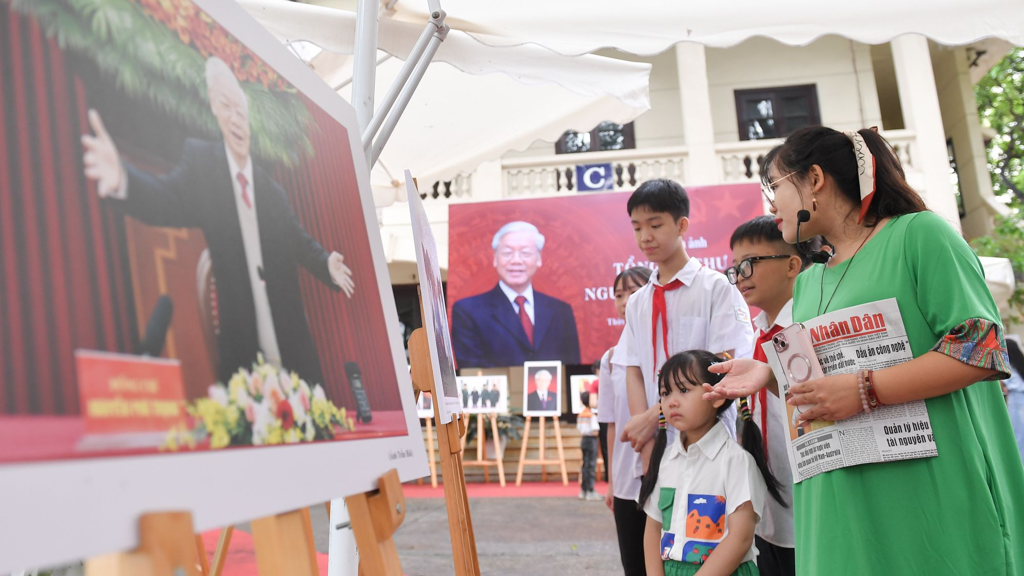 福舍初中学校老师向学生介绍展览。