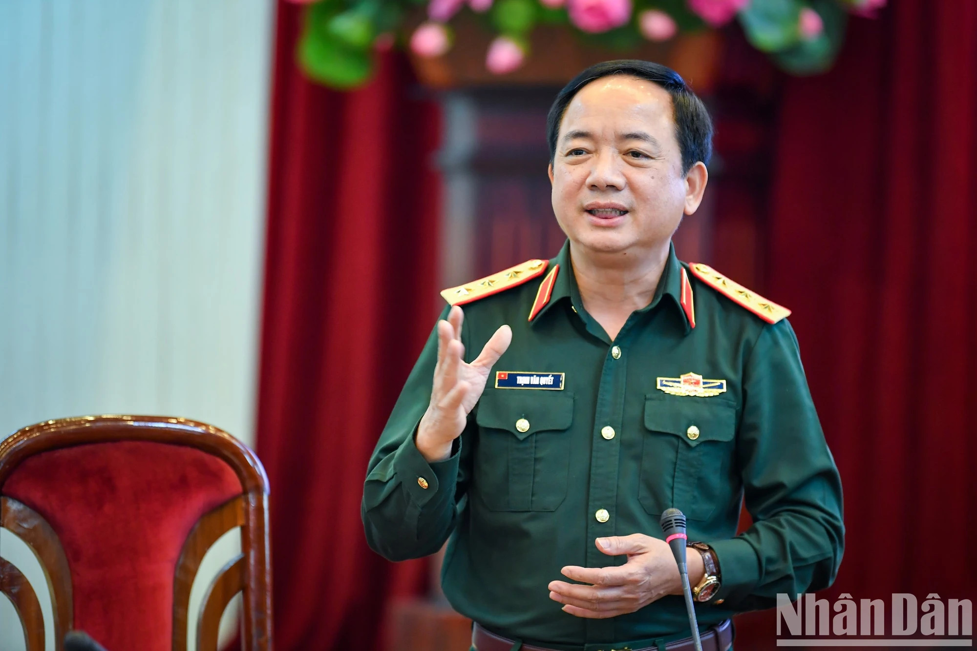 越共中央委员、越南人民军总政治局副主任郑文决在记者会上发表讲话。 越共中央委员、越南人民军总政治局副主任郑文决在记者会上发表讲话。