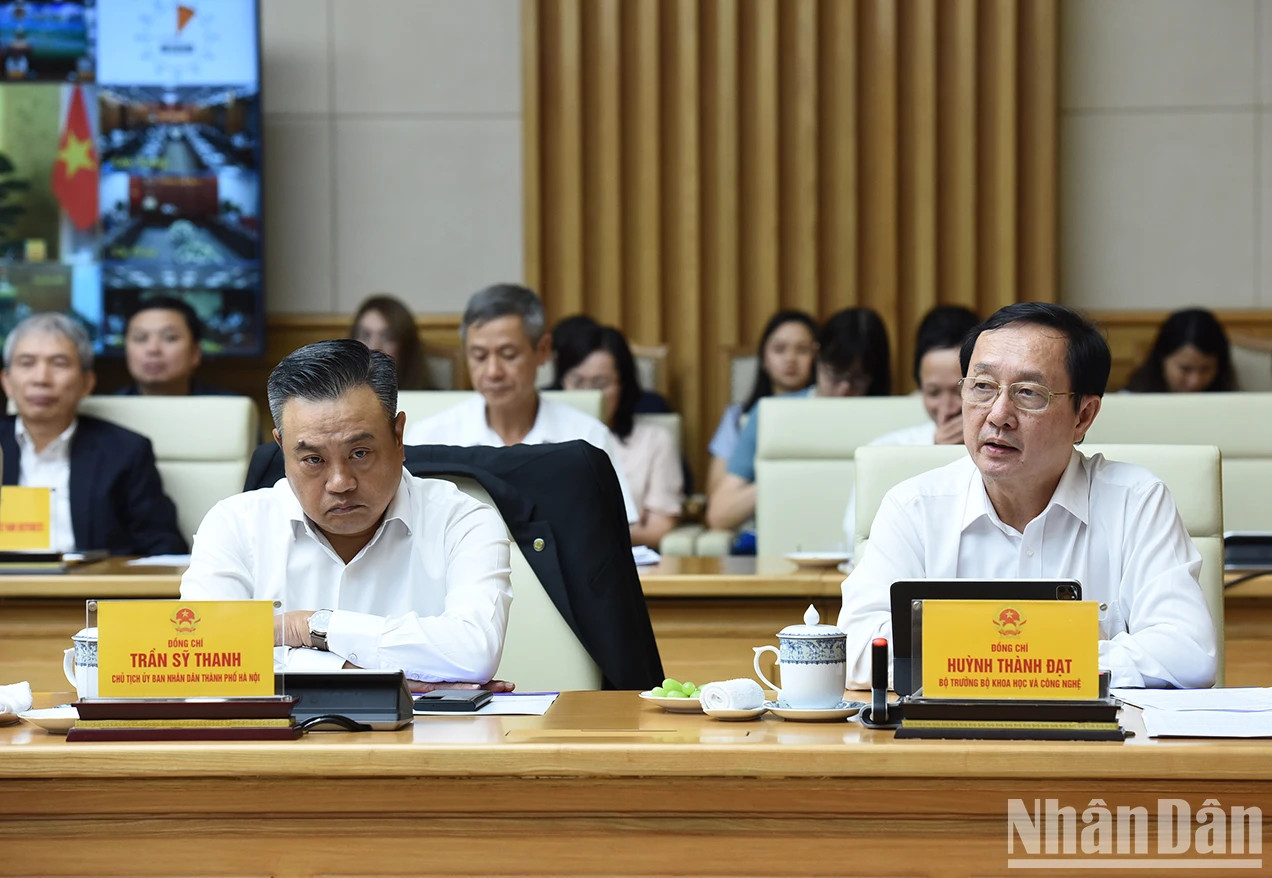 越南科学与技术部部长黄成达发表讲话。