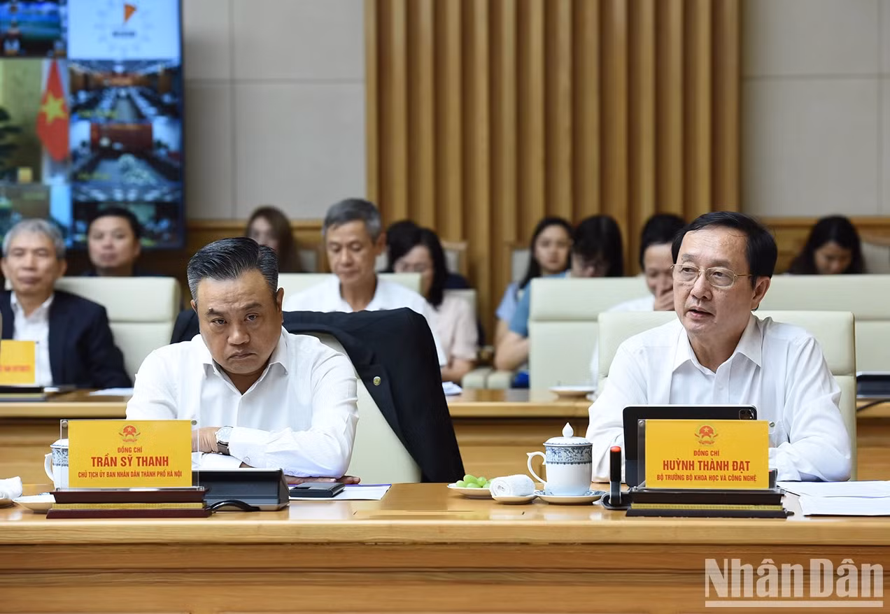 越南科学与技术部部长黄成达发表讲话。