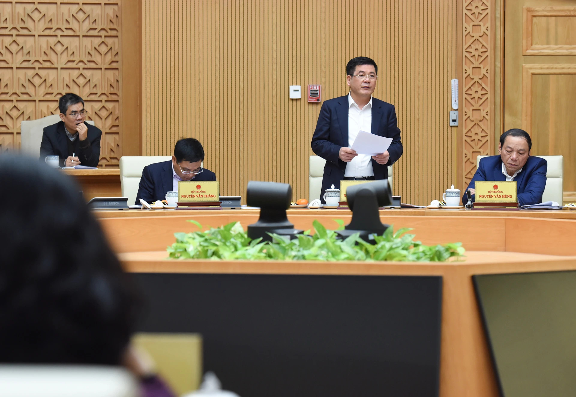 越南工贸部部长阮鸿延发表讲话。