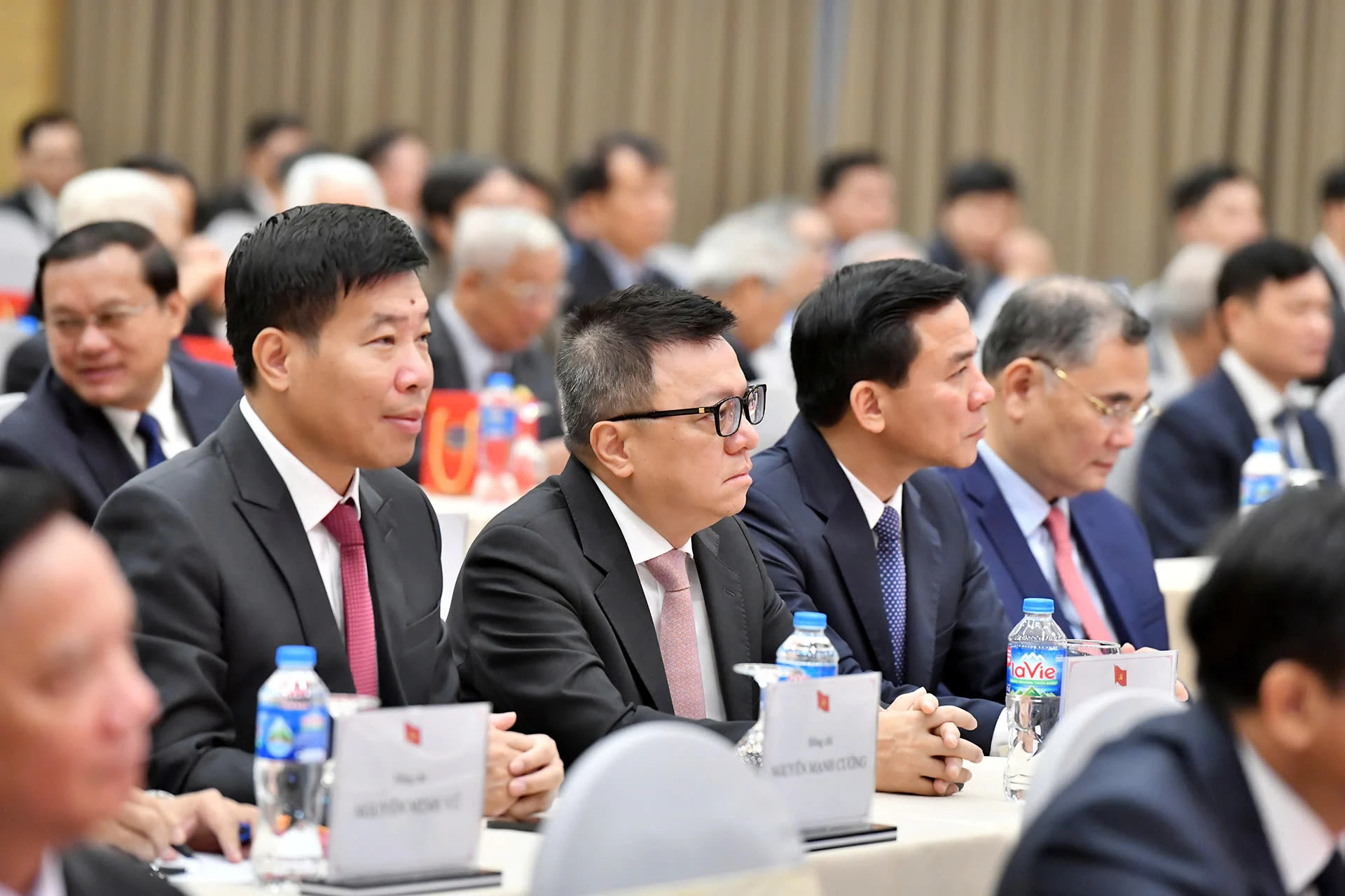 各位代表出席活动。 各位代表出席活动。