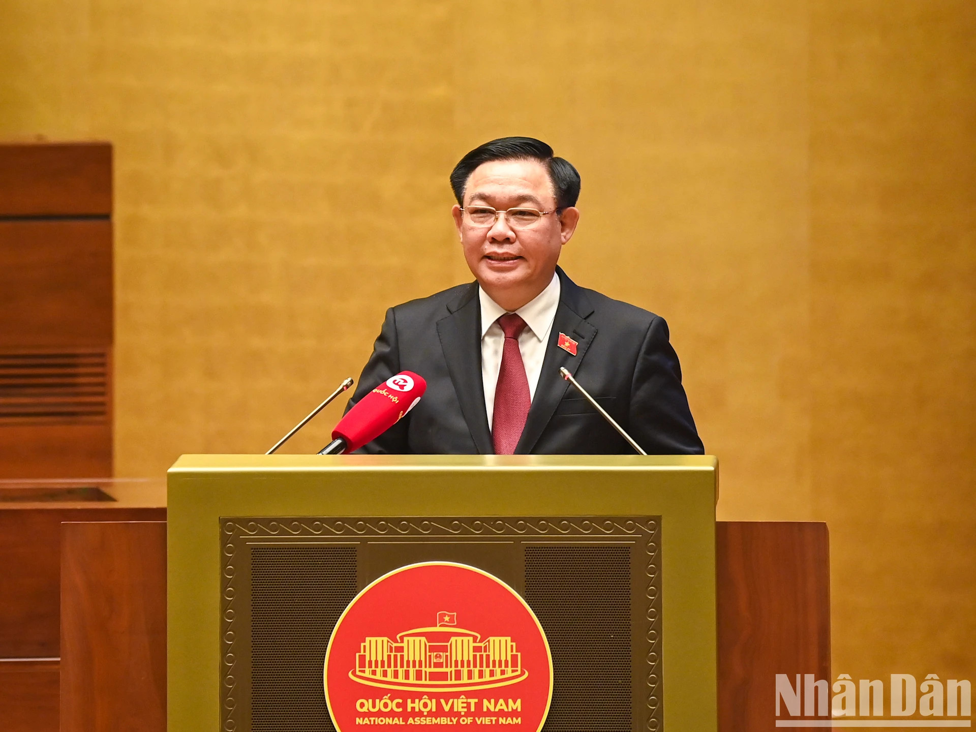 越南国会主席王廷惠在会议上发表讲话。 越南国会主席王廷惠在会议上发表讲话。