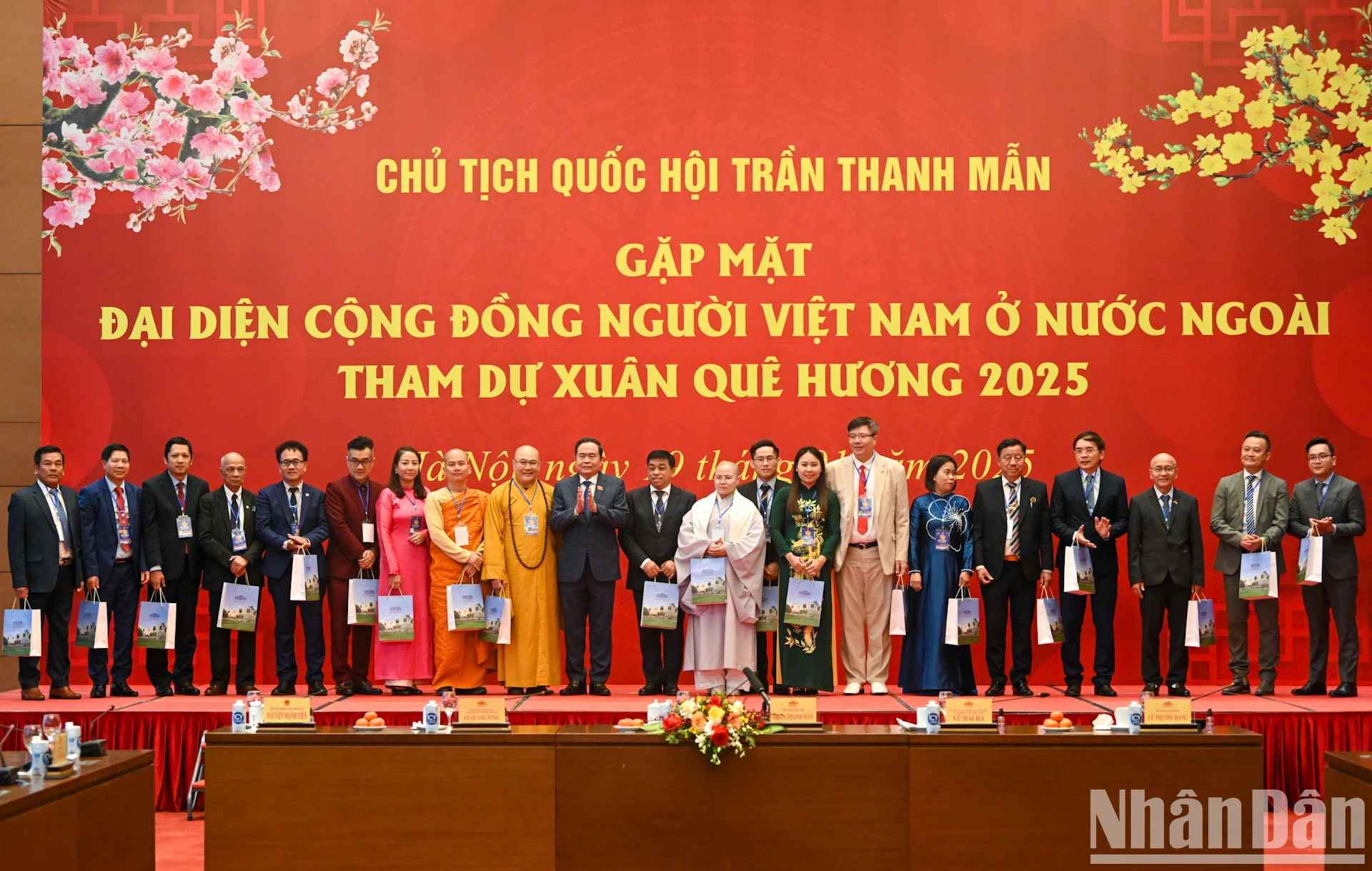 国会主席陈青敏向各位代表赠送礼物。 国会主席陈青敏向各位代表赠送礼物。