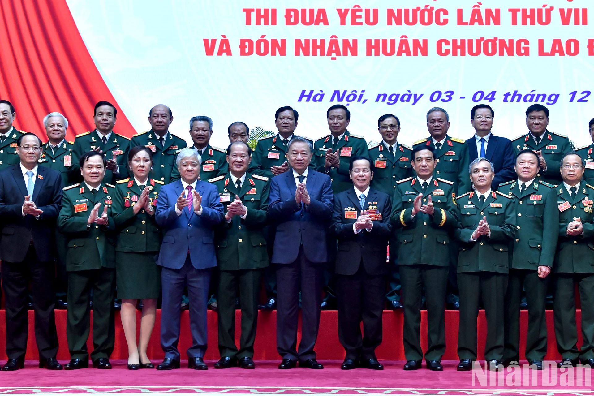 苏林总书记和各位代表。 苏林总书记和各位代表。
