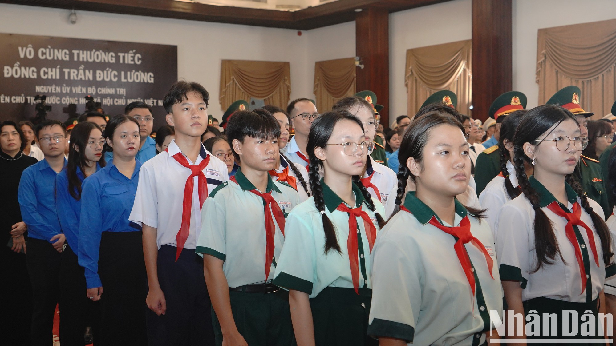 各机关、单位、学校、医院、武装力量等代表团出席原国家主席陈德良追悼会。