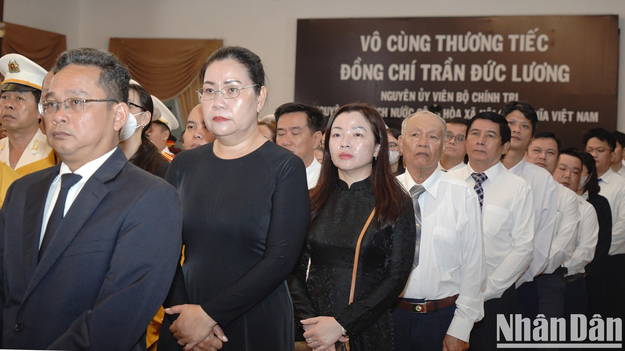 各位代表悼念原国家主席陈德良。