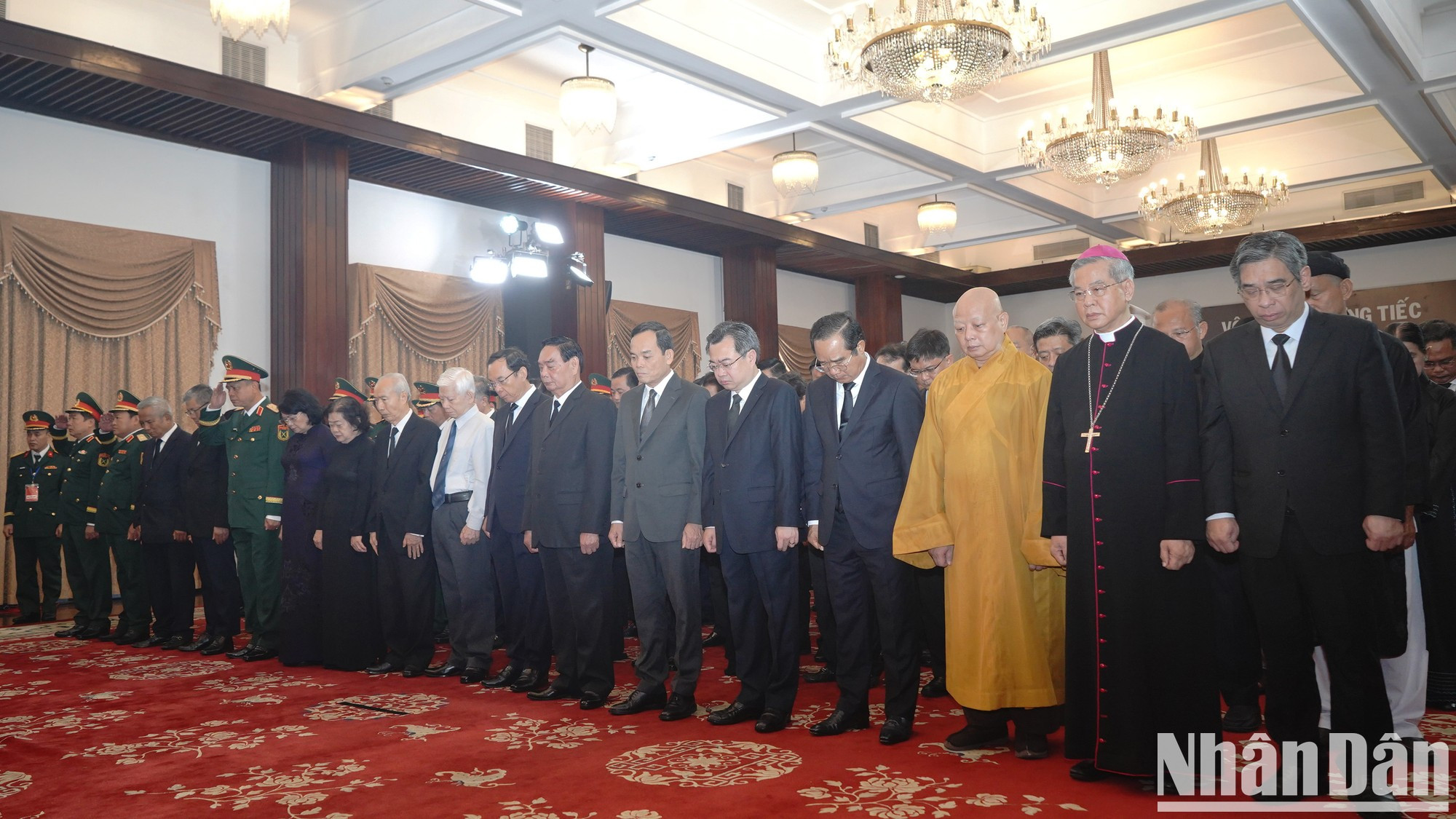 各位代表默哀一分钟，悼念原国家主席陈德良。