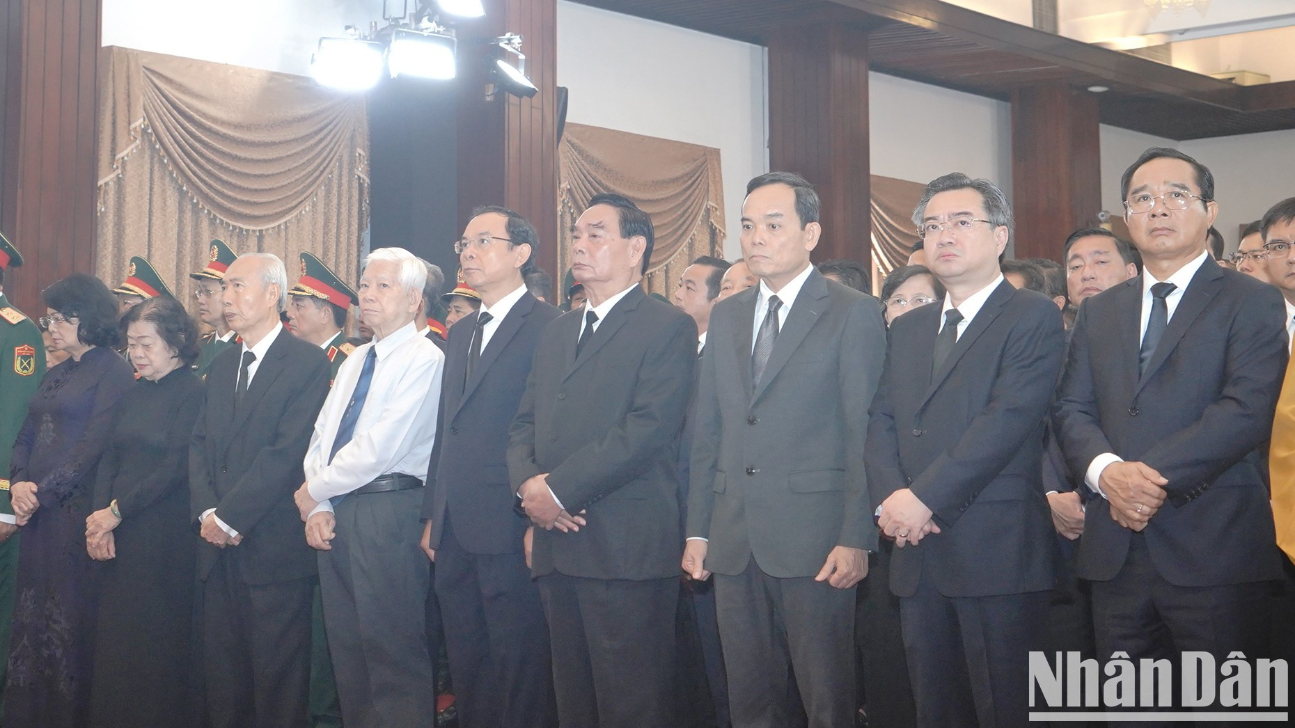 党和国家以及胡志明市领导、原领导人出席在统一大会堂举行的原国家主席陈德良追掉会。