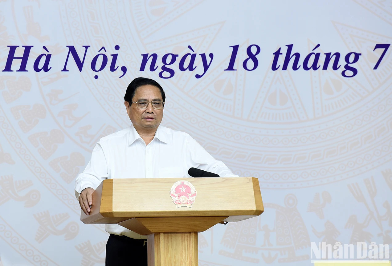 范明正总理在会议上发表讲话。