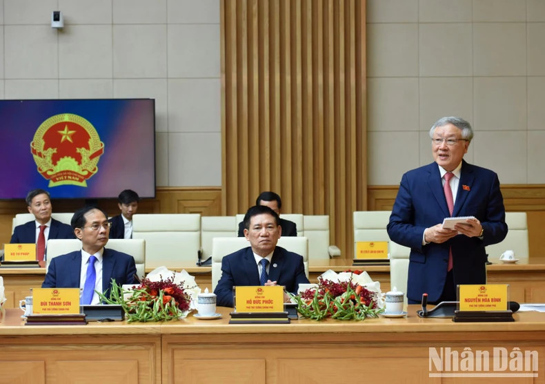 新任副总理阮和平发表讲话。