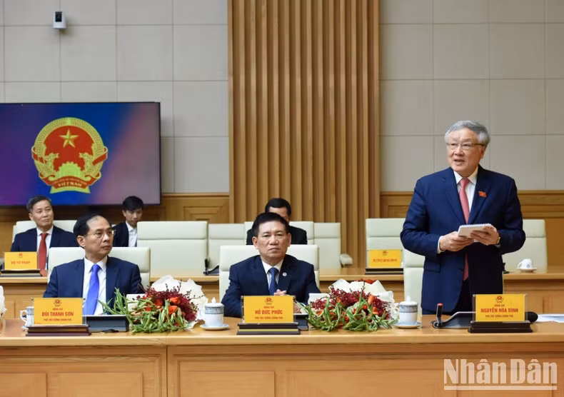 新任副总理阮和平发表讲话。