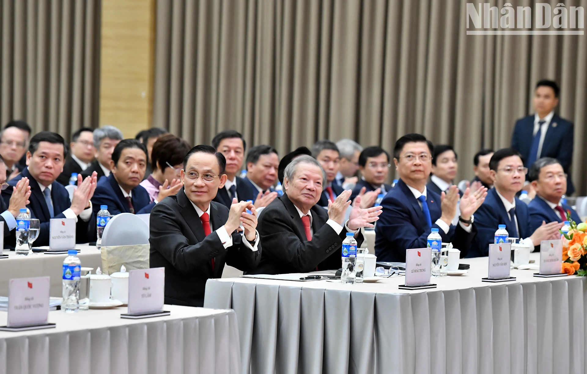 各位代表出席活动。 各位代表出席活动。