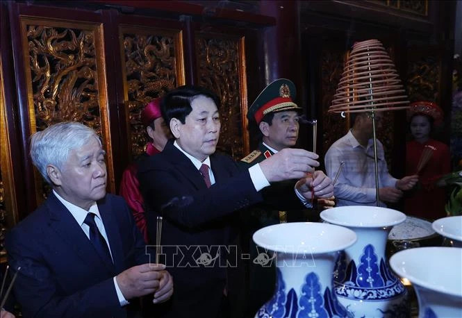 越南国家主席梁强前往义岭山峰向各位雄王敬香【组图】 ảnh 7 越南国家主席梁强前往义岭山峰向各位雄王敬香【组图】 ảnh 7
