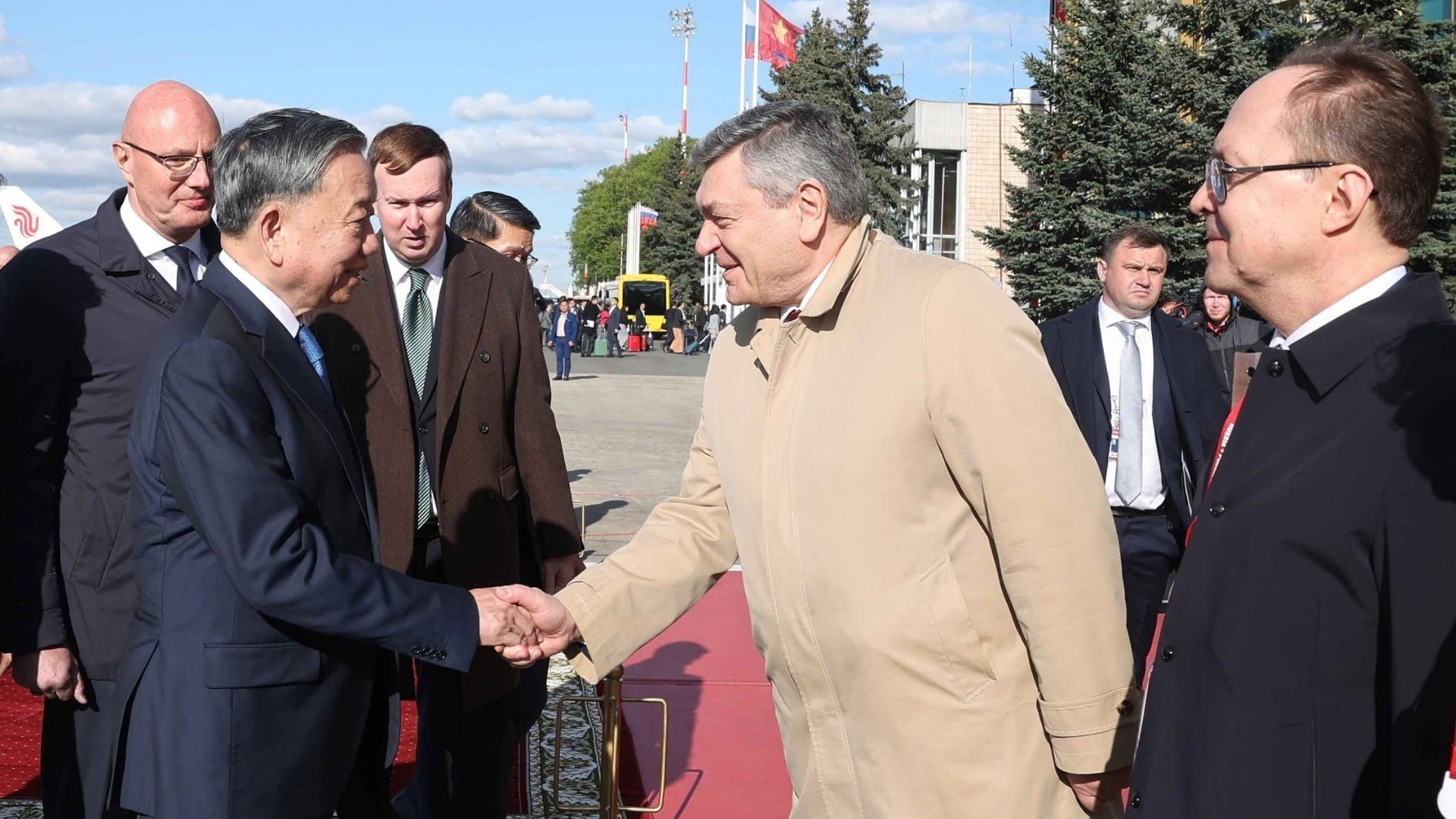 俄罗斯联邦官员欢迎苏林总书记和夫人。