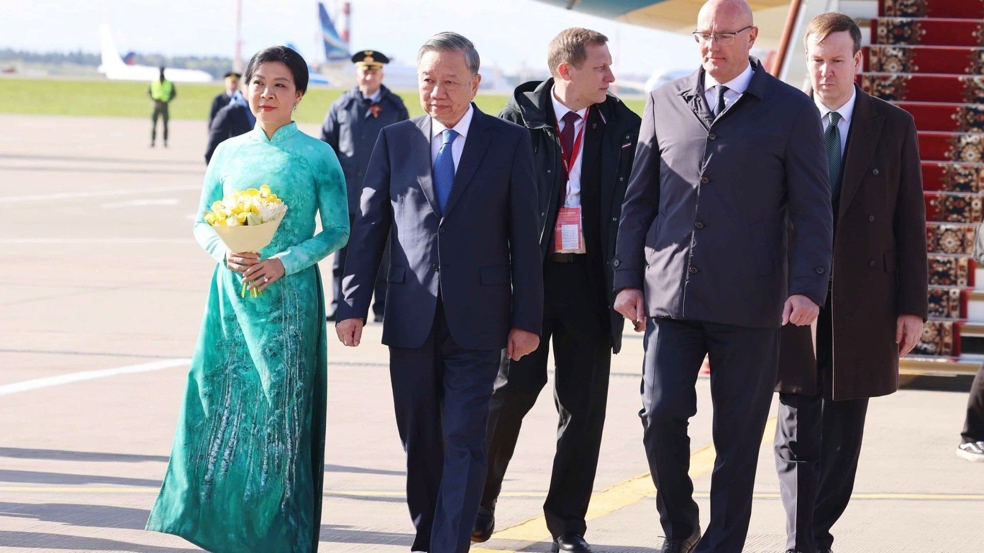 苏林总书记和夫人抵达俄罗斯首都莫斯科。