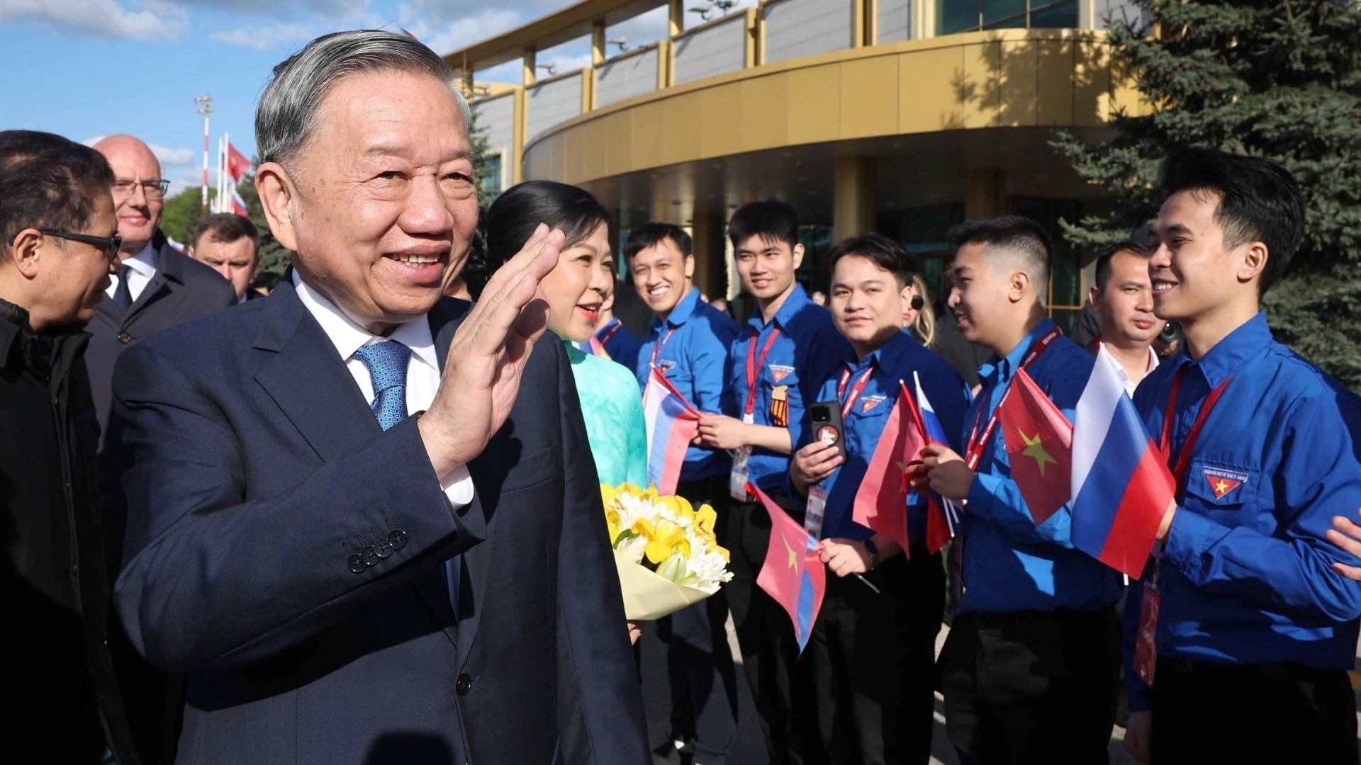 旅居俄罗斯越南人社团、在俄越南留学生前往机场迎接苏林总书记和夫人。