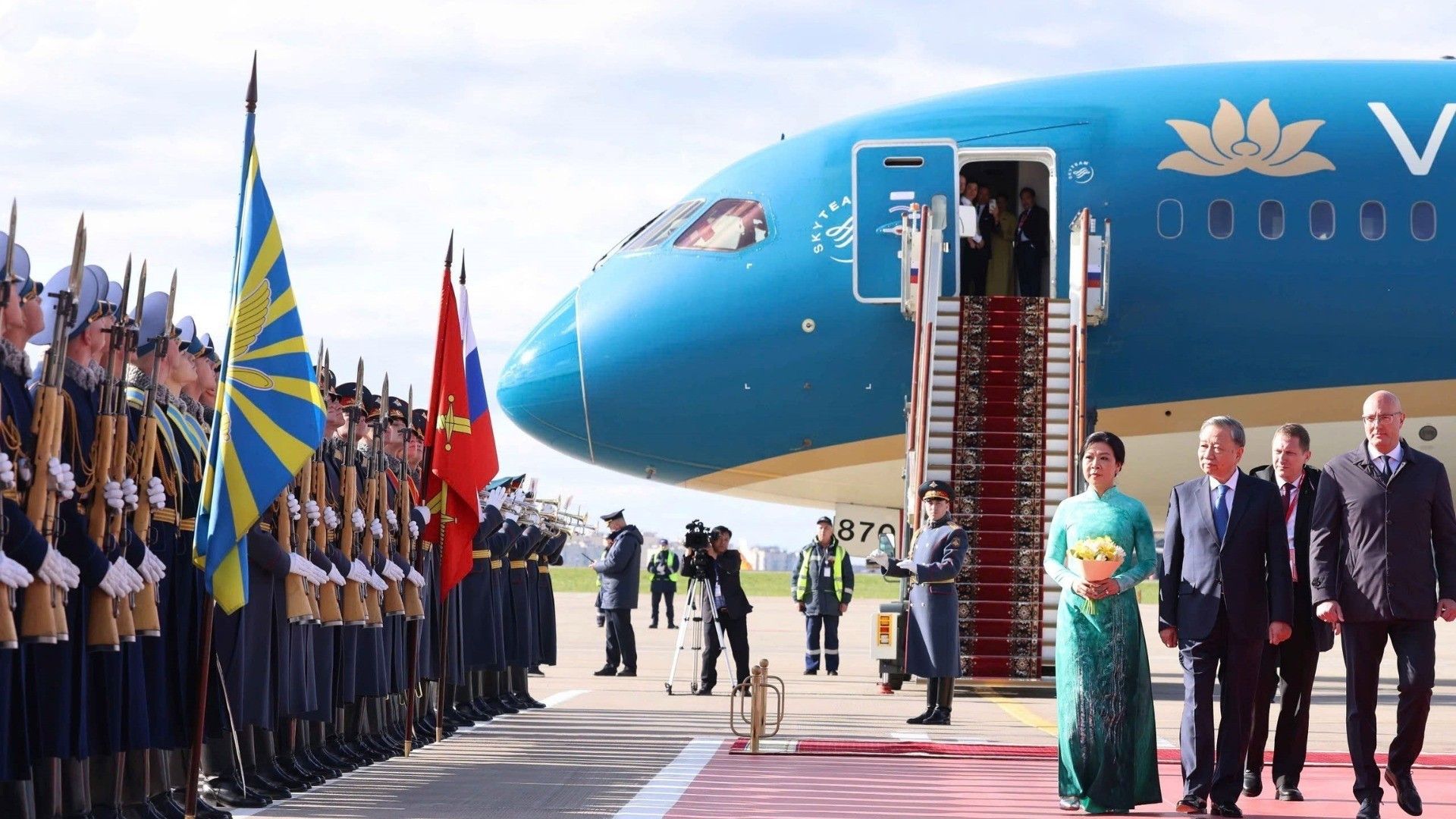 俄罗斯举行仪式，正式欢迎苏林总书记和夫人到访。