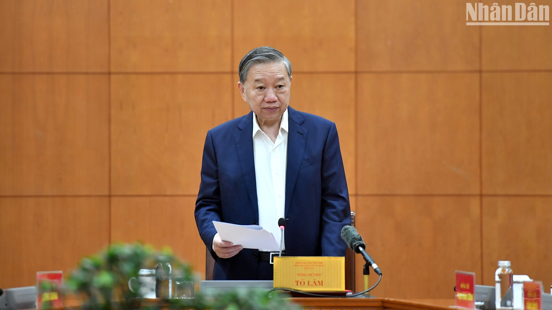 苏林总书记主持会议。