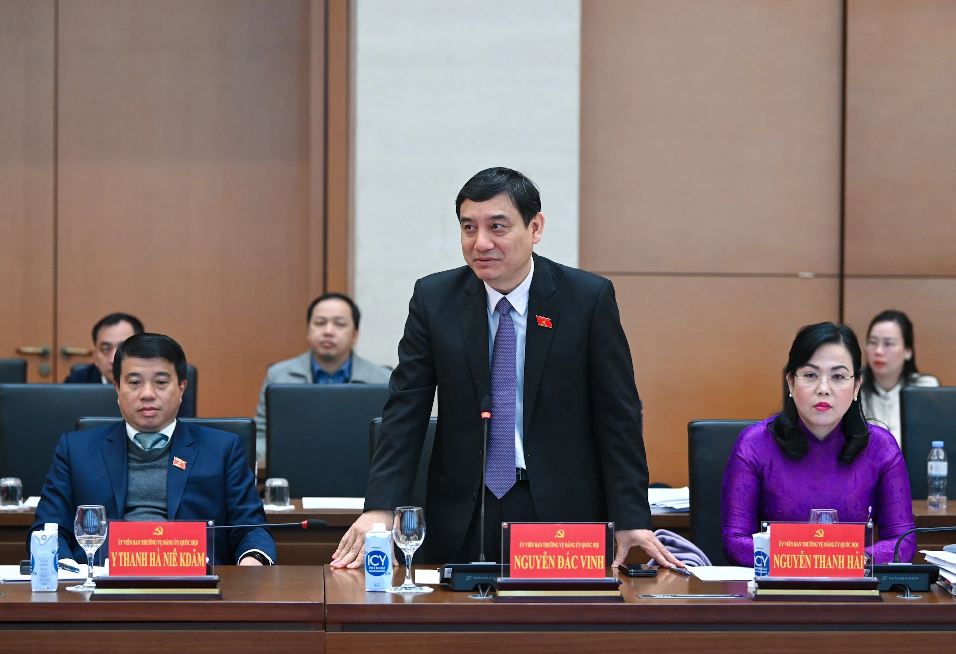 国会文化教育委员会主任阮得荣发表讲话。 国会文化教育委员会主任阮得荣发表讲话。