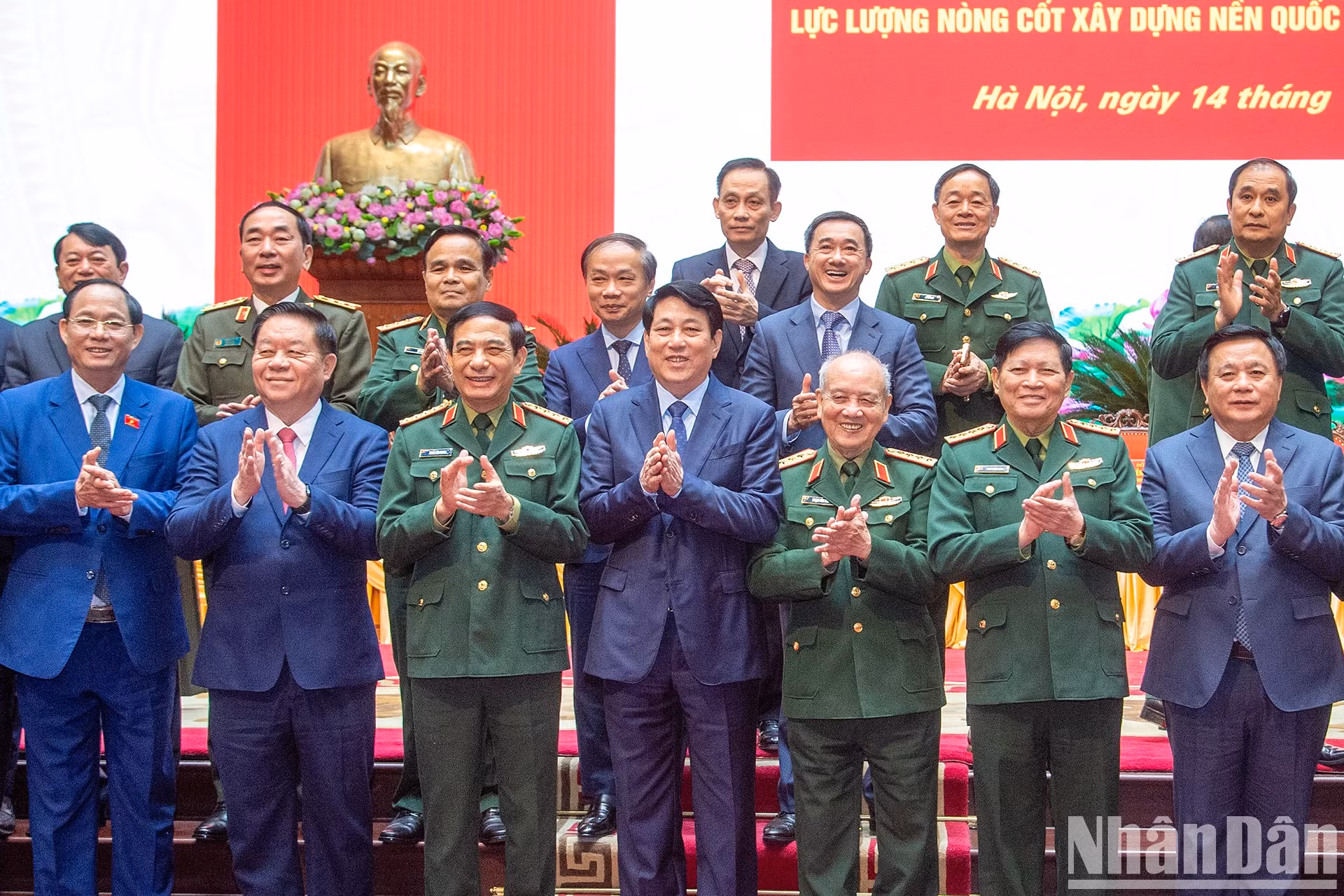 国家主席梁强和各位代表合影。