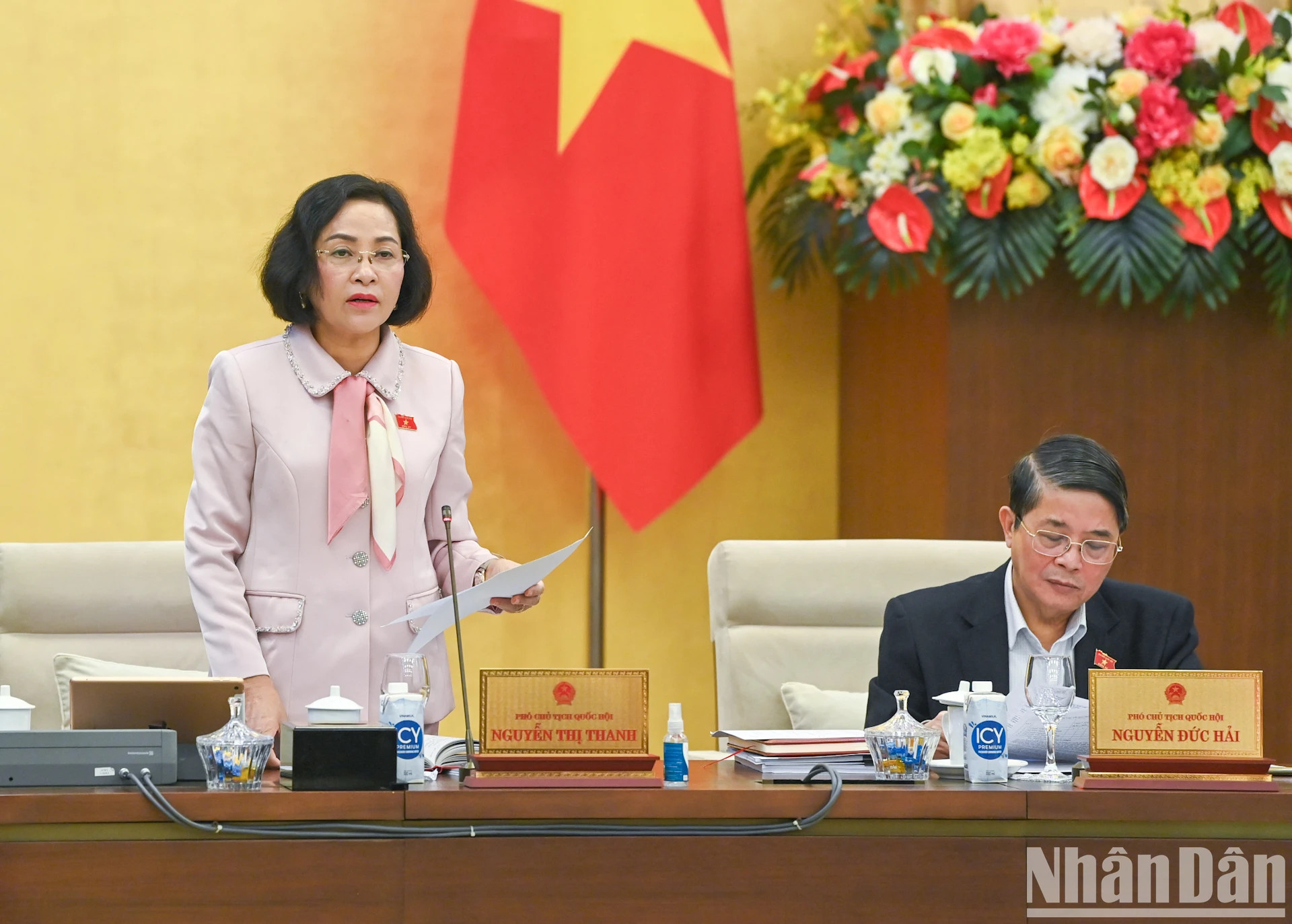 国会副主席阮氏青发表讲话。