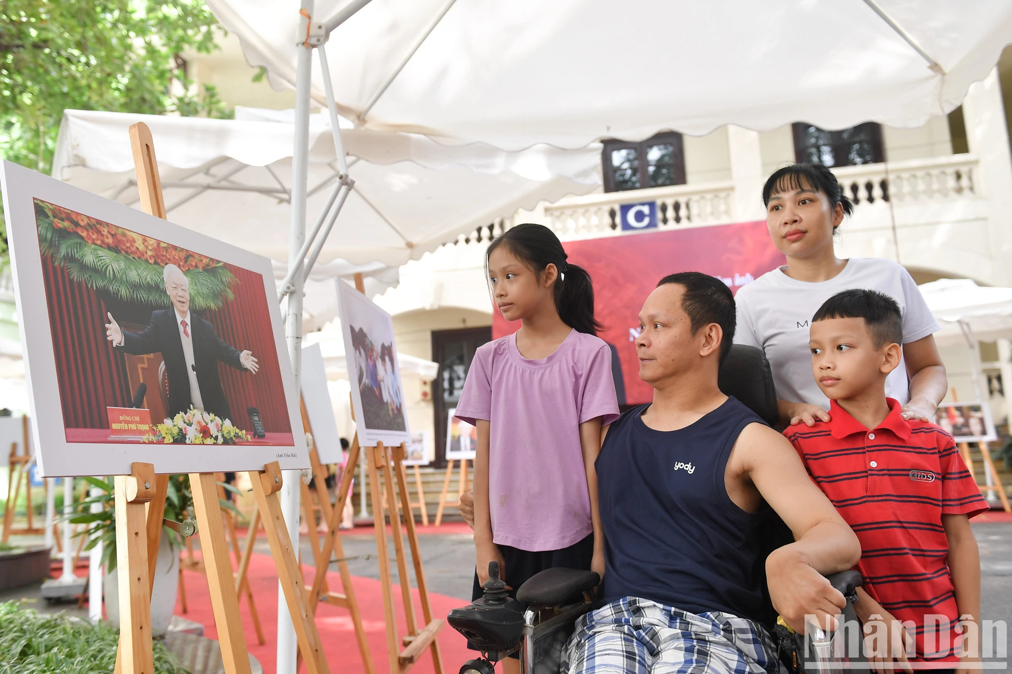 一家人前来参观展览。