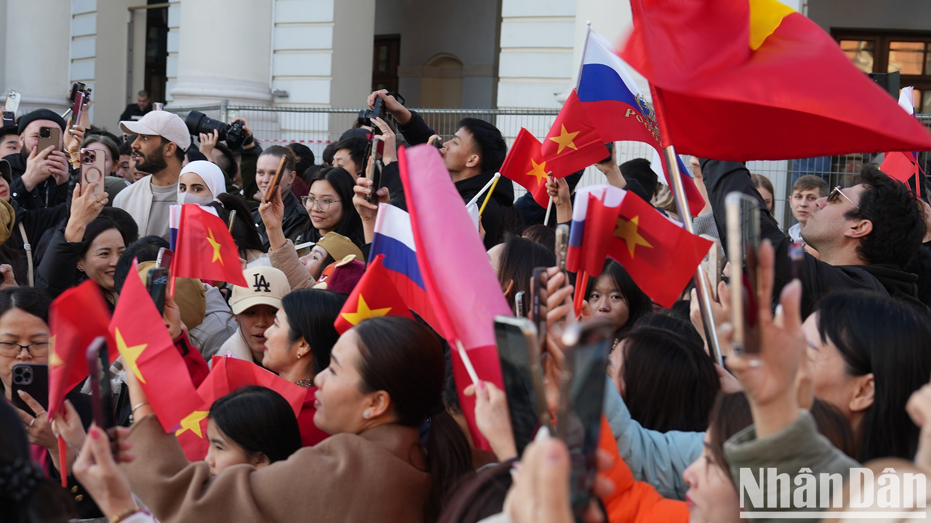 旅居俄罗斯越南人向越南军人送上热烈的感情。 旅居俄罗斯越南人向越南军人送上热烈的感情。