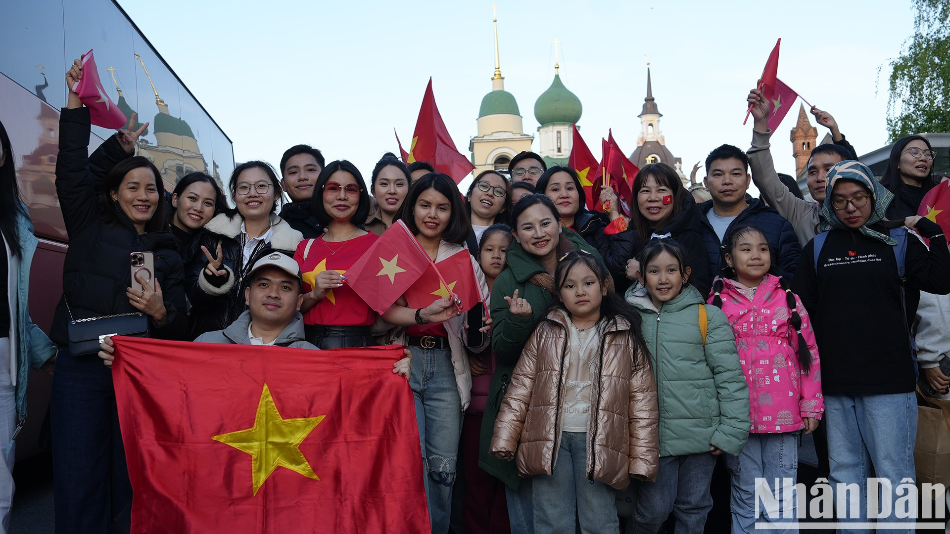 在俄罗斯就读的越南学生和旅居俄罗斯越南人带着孩子前来欢迎并鼓励越南军人。 在俄罗斯就读的越南学生和旅居俄罗斯越南人带着孩子前来欢迎并鼓励越南军人。