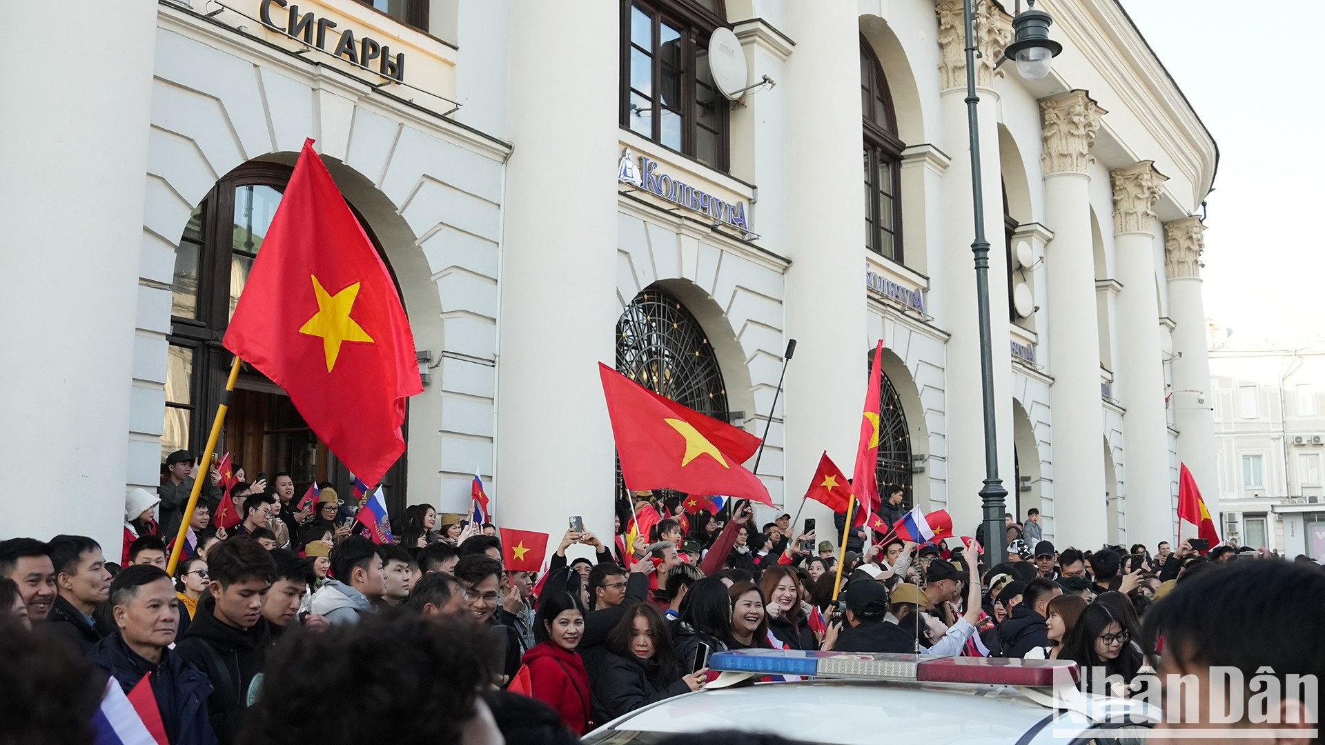 许多家庭提前结束营业,前来为战士们加油。 许多家庭提前结束营业,前来为战士们加油。
