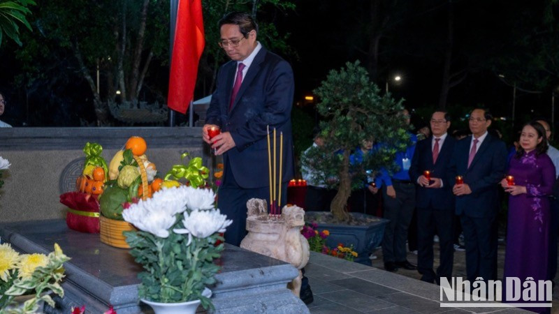 纪念活动开始之前，范明正总理以及党和国家领导人在黎鸿峰总书记墓前点燃蜡烛，表达感恩之心。