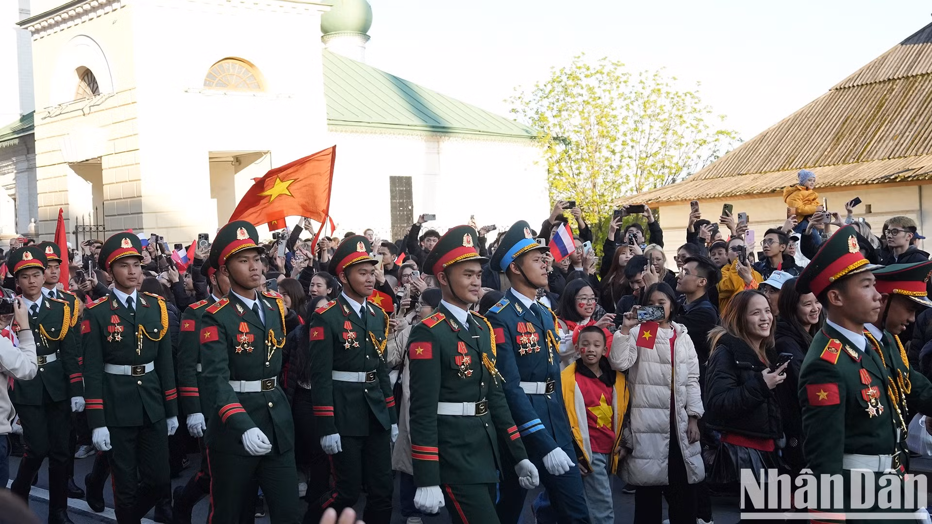 越南人民军代表团为参加于5月9日举行的卫国战争胜利日阅兵式开展训练活动。