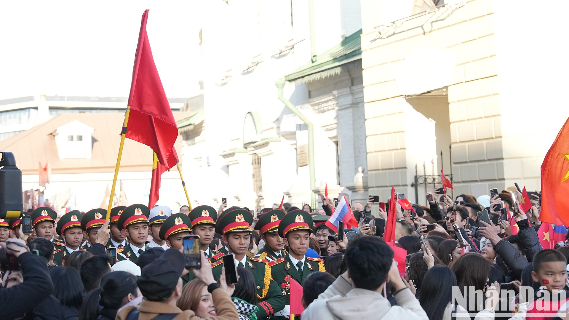 众多旅居俄罗斯越南人向越南人民军代表团表示热了欢迎。 众多旅居俄罗斯越南人向越南人民军代表团表示热了欢迎。