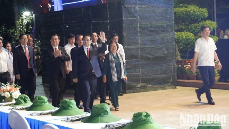 范明正总理和各位代表前来出席主题为"昆岛-越南意志的壮歌"的昆岛解放50周年纪念活动。