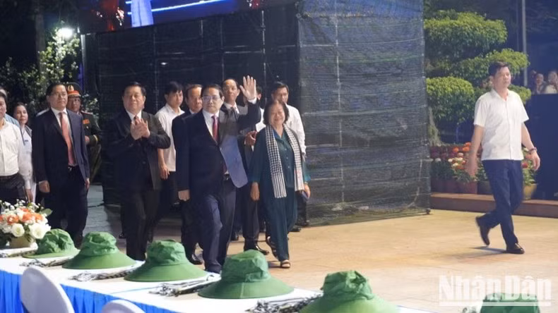 范明正总理和各位代表前来出席主题为"昆岛-越南意志的壮歌"的昆岛解放50周年纪念活动。