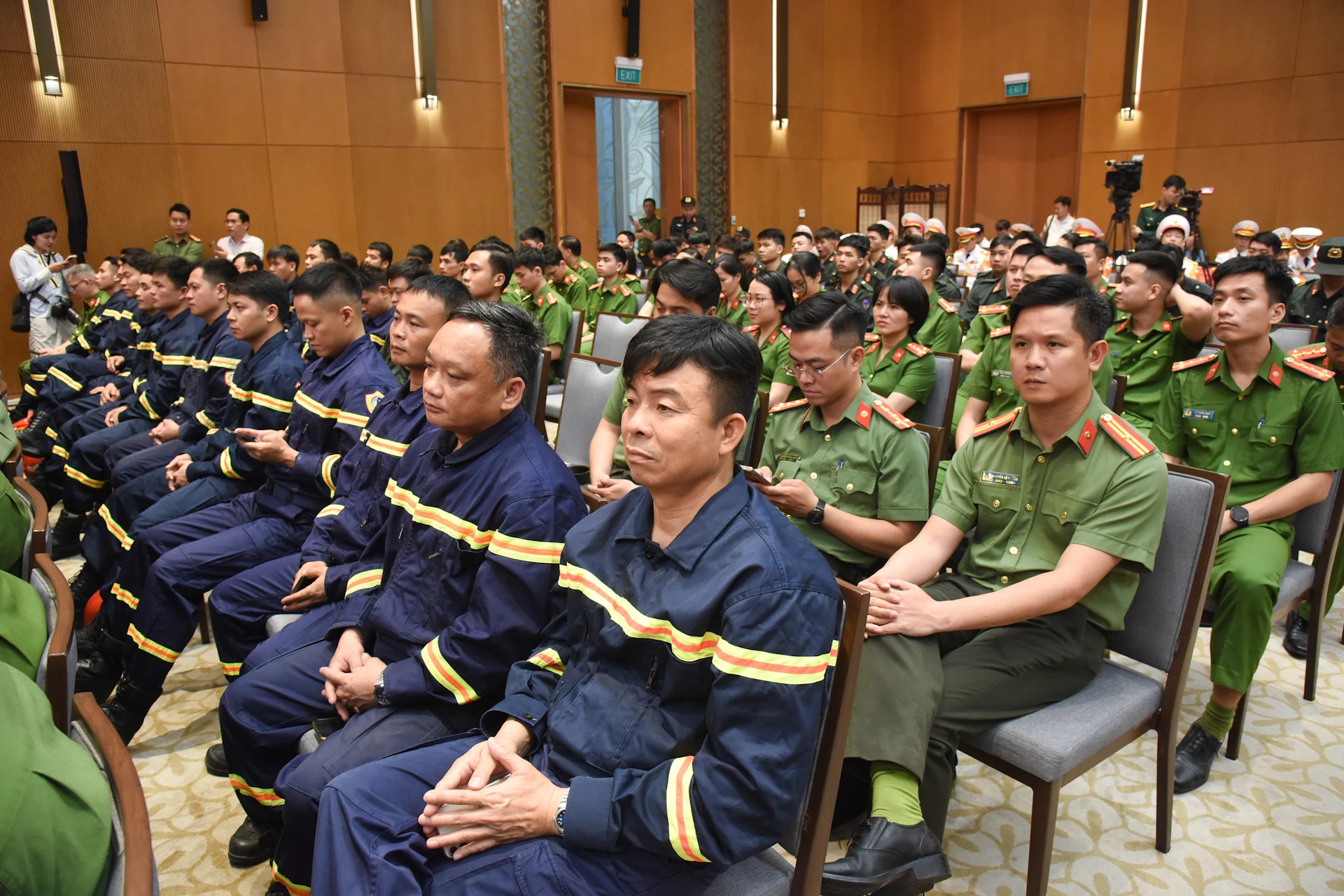 与会代表。 与会代表。