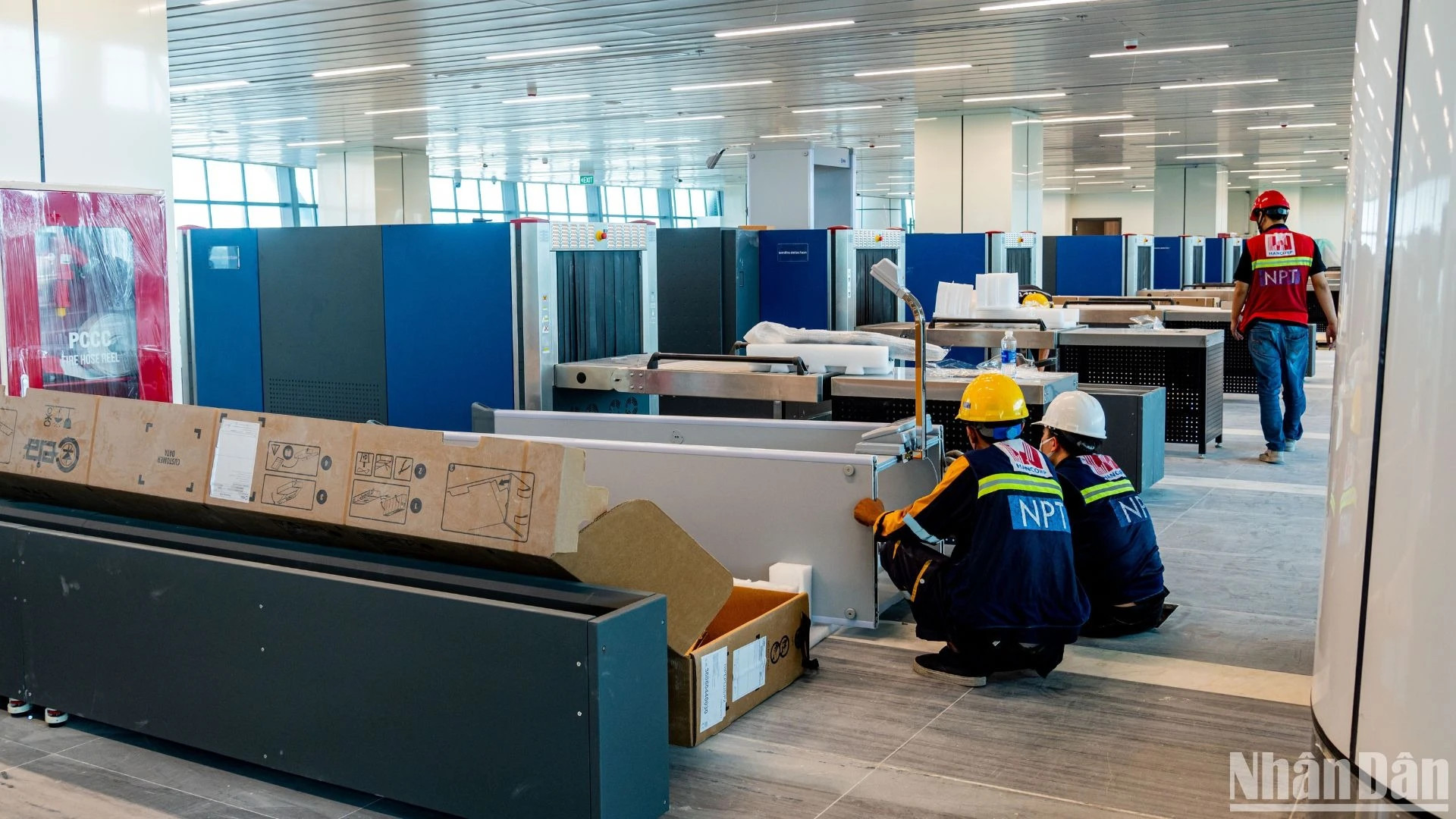 为了确保按计划于这周末将航空楼投入运行，数百名工人抓紧施工。