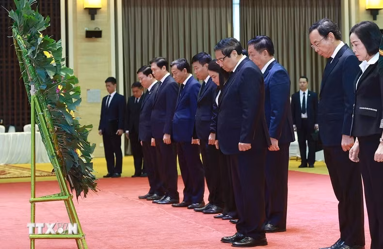 越南政府总理范明正和越南高级代表团吊唁老挝人民革命党中央委员会前主席、老挝前国家主席坎代·西潘敦。