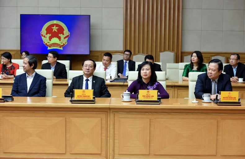 中央各部门、行业领导出席见面会。