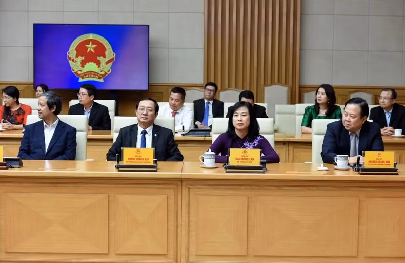 中央各部门、行业领导出席见面会。